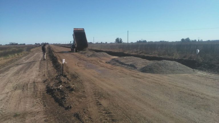 Siguen los trabajos de estabilizado del camino a Patricios desde la Ruta Nacional 5