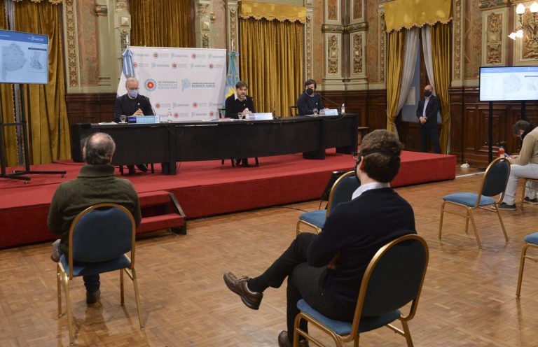 El jefe de Gabinete y el ministro de Salud advirtieron sobre el aumento de casos en el interior de la Provincia.