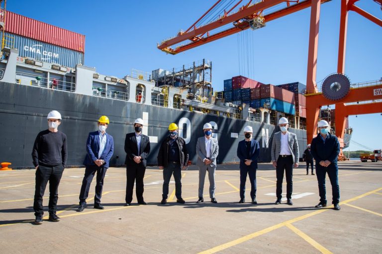 El gobernador recibió al primer buque que realiza un servicio de importación y exportación desde el puerto de La Plata hacia China