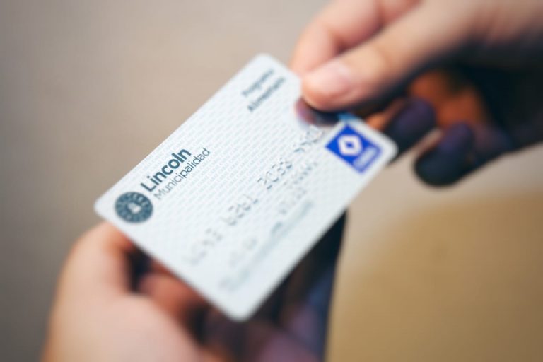 Lincoln entrega tarjetas del Programa Alimentario