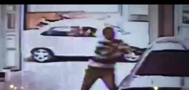 En Rojas dañan autos y roban en una concesionaria