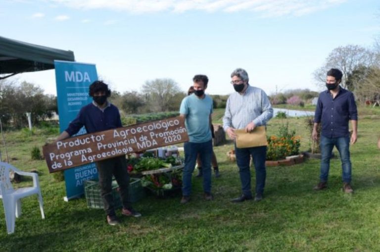 El Ministro de Desarrollo Agrario bonaerense entregó las primeras certificaciones a productores