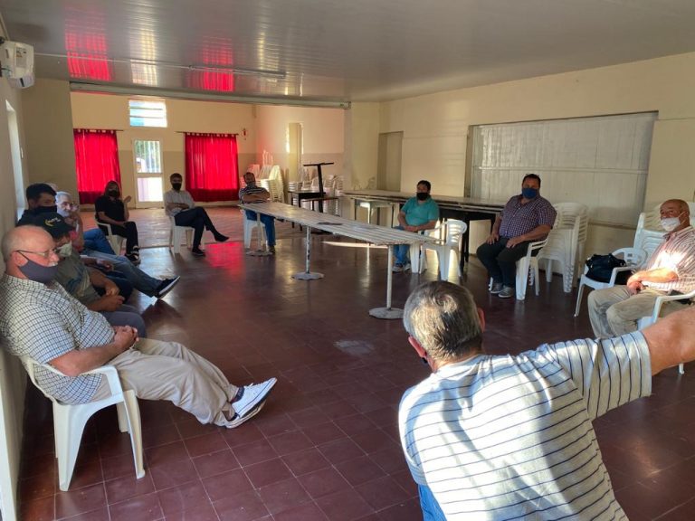 En Morea se consultó a vecinos productores sobre la obstrucción de un canal de desagües
