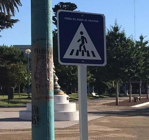 Se recuerda que la prioridad de paso es del peatón
