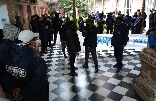 Cooperativistas irrumpieron en la Municipalidad de Junín