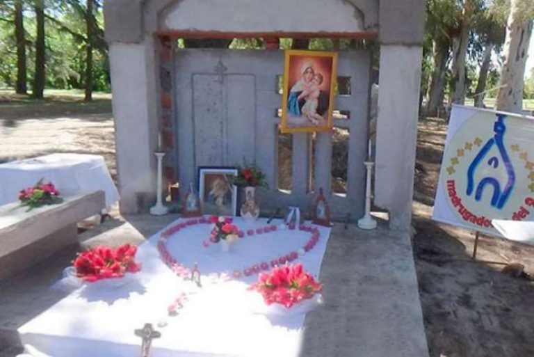 Desde hace un año la Virgen de Schoenstatt reparte bendiciones desde el Parque nuevejuliense