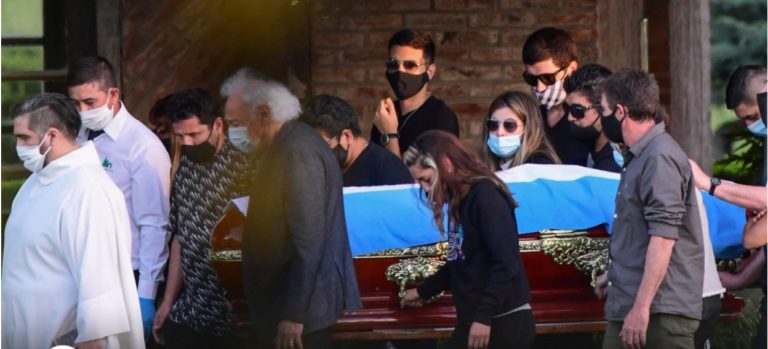 Fue sepultado Diego Maradona con una ceremonia íntima en el Cementerio Jardín de Bella Vista