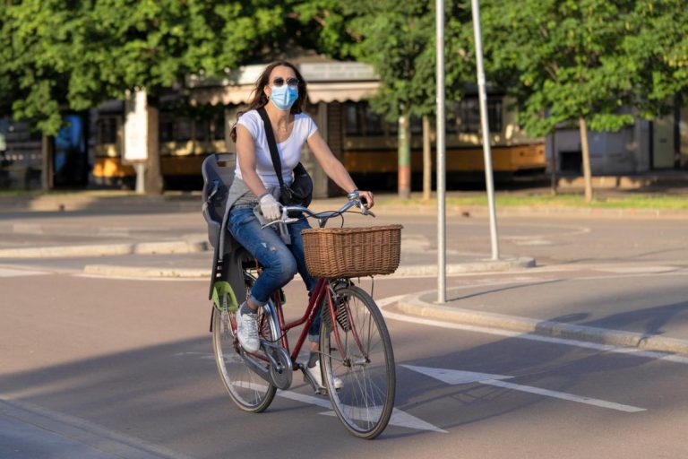 La bicicleta, una fiel compañera de cada día que un feriado convoca a un paseo en familia