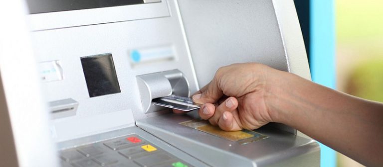 Operar en cajeros bancarios no será gratis a partir del año venidero