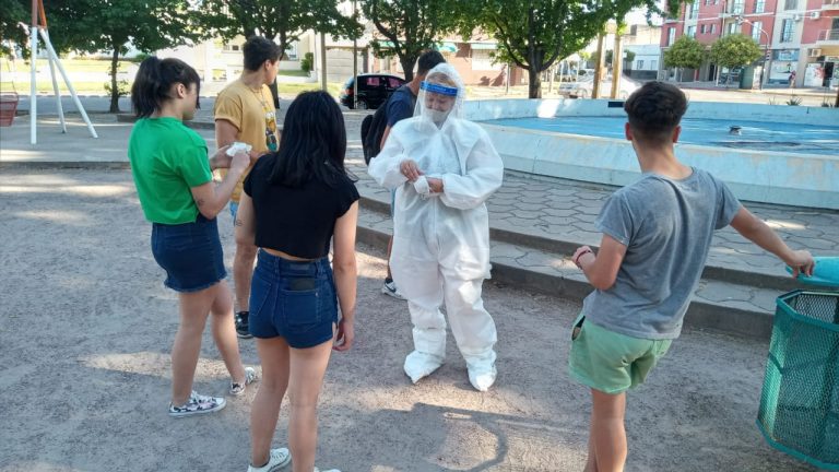 La campaña de concientización sobre el uso del tapa nariz-boca-mentón se hace en todos los paseos públicos