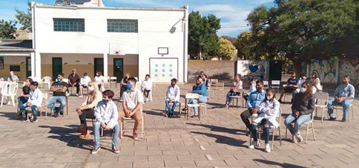 En la Escuela N° 4 se entregaron los diplomas de egreso a 30 alumnos