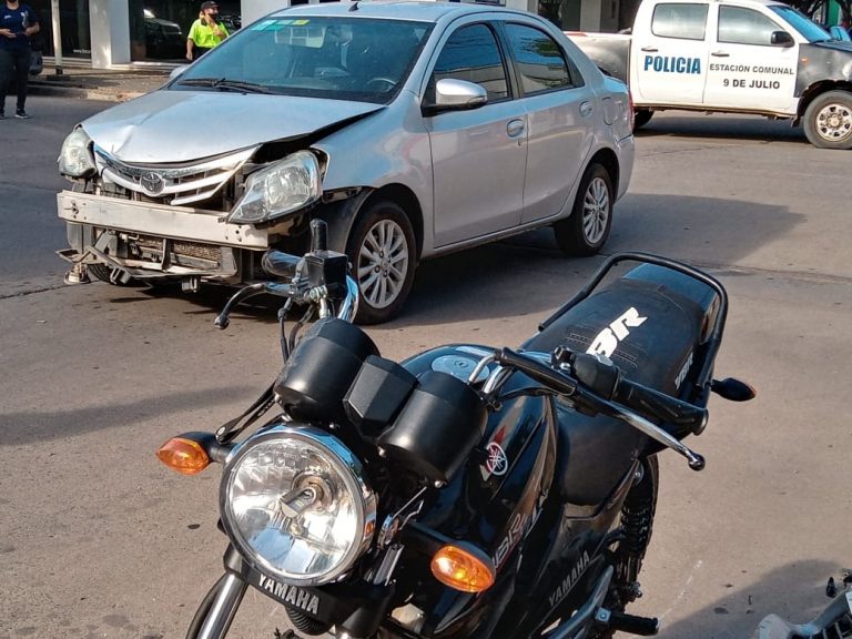 Chocaron un auto y una moto y dos menores fueron hospitalizados