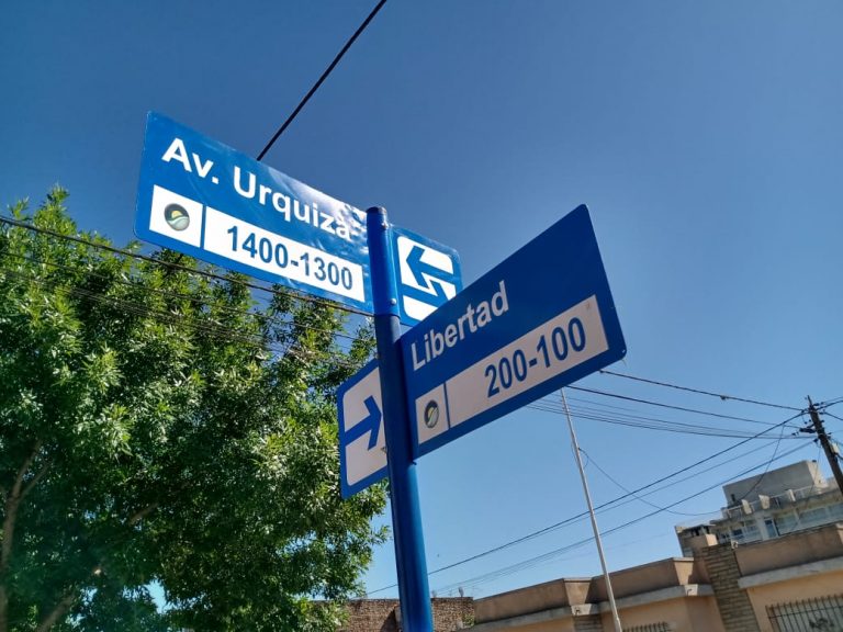 La cartelería de señalización de calles avanza en barrios de Nueve de Julio
