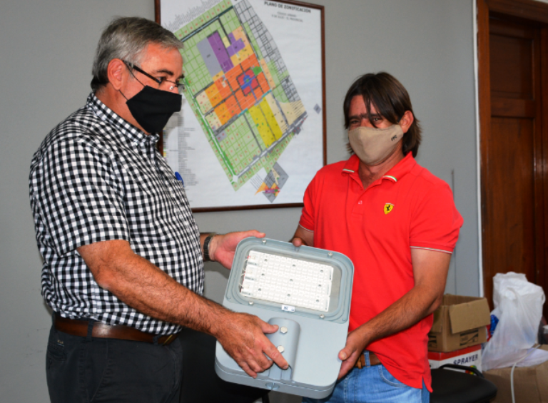 Entregaron luces led en El Provincial