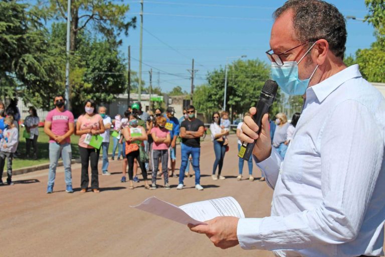 El Intendente de Carlos Casares entregó terrenos del programa Esfuerzo Propio