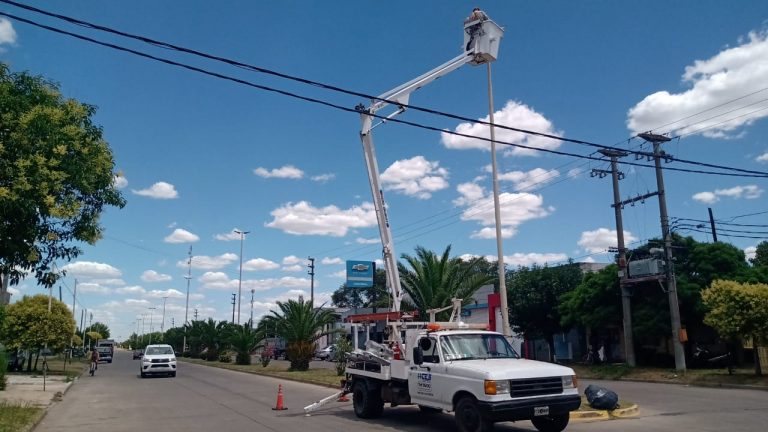 Ahora las luces led se colocan sobre la Avda. Agustín Alvarez