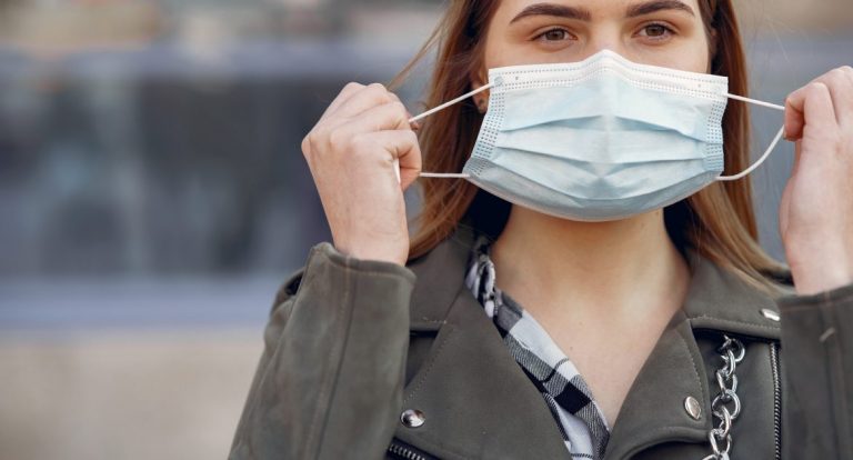 La OMS vuelve a aconsejar el uso de barbijos