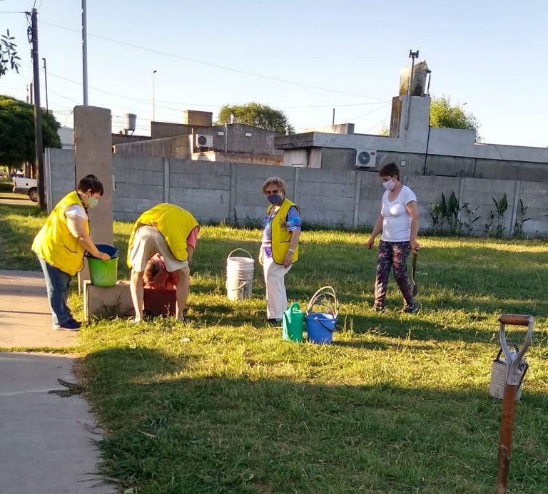 En el Día del Voluntariado se limpió la Plazoleta ‘Leones 9 de Julio’