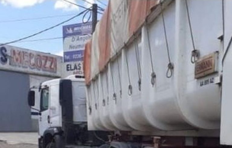 En Junín una mujer quedó atrapada entre las ruedas de un camión