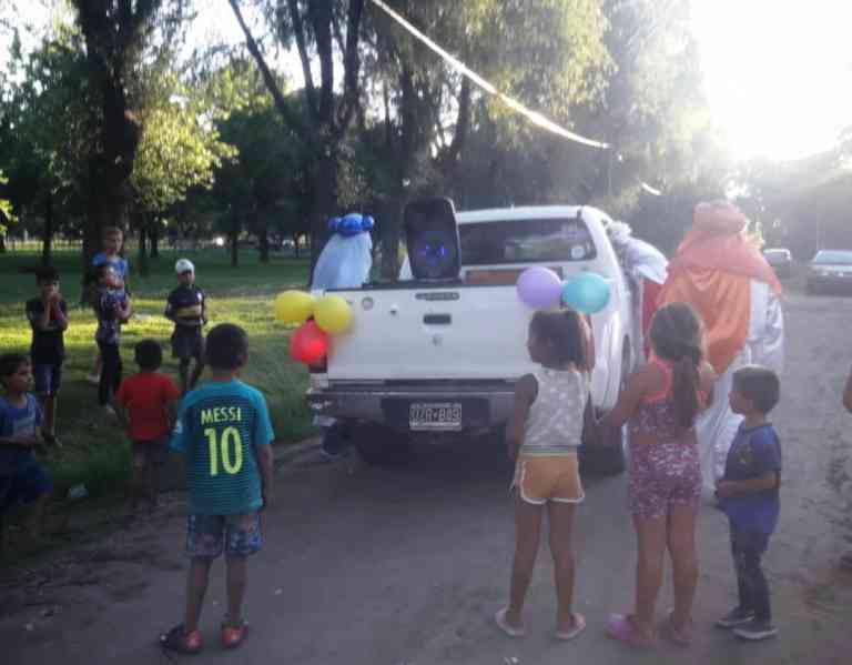 Alegría a niños pensando en su salud mental