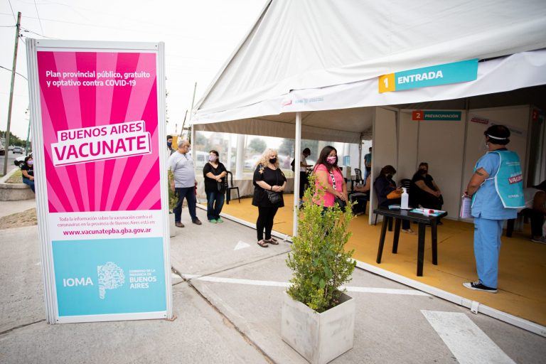 Comenzó la vacunación de adultos mayores y docentes que integran grupos de riesgo