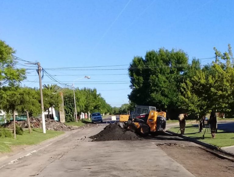 En Facundo Quiroga siguen las obras de bacheo en calles de la localidad