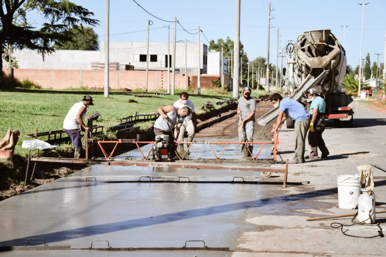 Avanza la obra en la rotonda de Avdas Urquiza y Agustín Alvarez