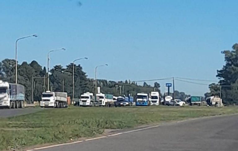 Transportistas siguen con reclamos de aumentos tarifarios por la suba de costos