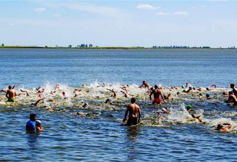 Nuevejulienses en el Cruce Grande de la Laguna de Gómez