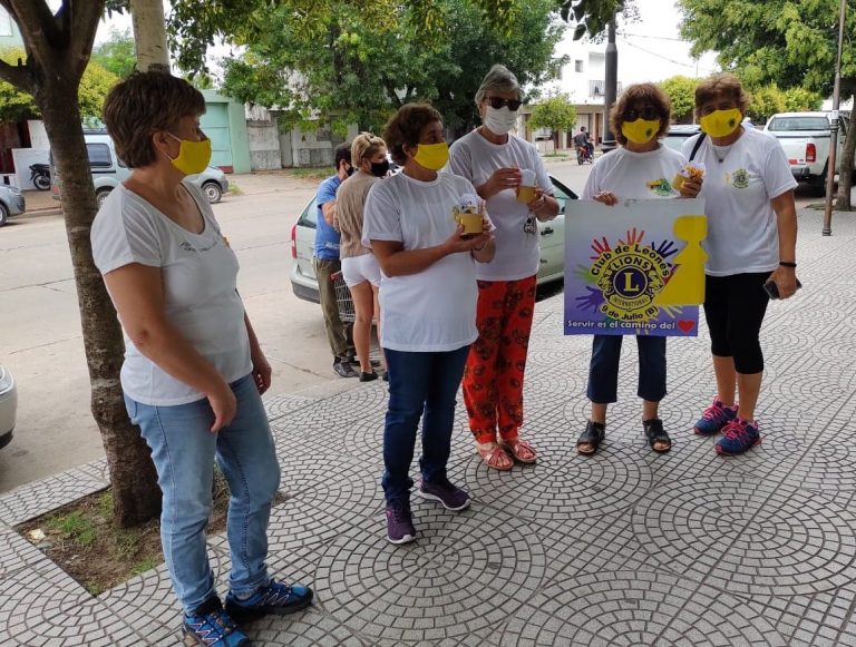 Integrantes del Club de Leones entregaron lazos y cartillas ante el Día Internacional del Cáncer Infantil