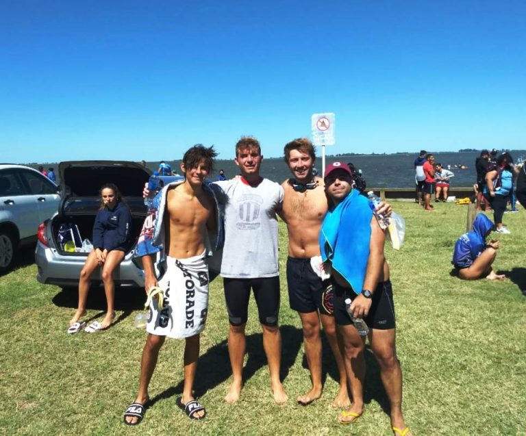 Deportistas del Club Atlético en el cruce de la Laguna de Gómez