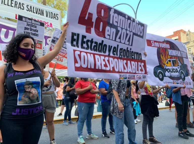 Mujeres marcharon a las sedes de tribunales en memoria de Úrsula Bahillo