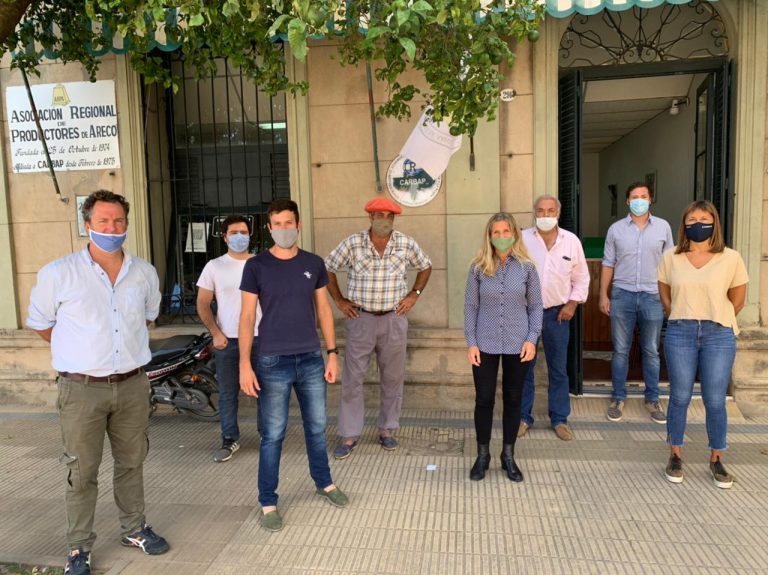 “El campo reclama mano de obra pero no consigue por exceso de planes sociales”