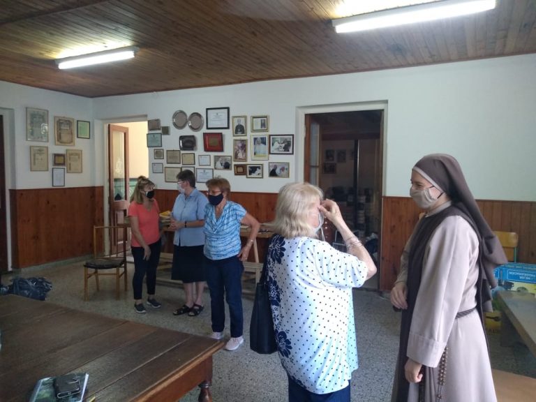 En la sede de Caritas se realizan tareas de ordenamiento e higiene para próximas actividades
