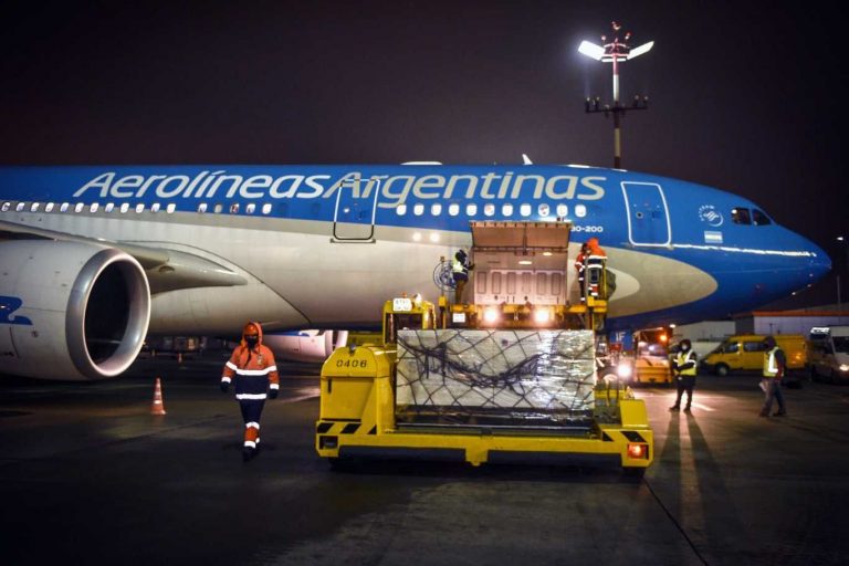 Coronavirus: Arribó el primer avión de Aerolíneas Argentinas con 517.500 dosis de la vacuna Sputnik V
