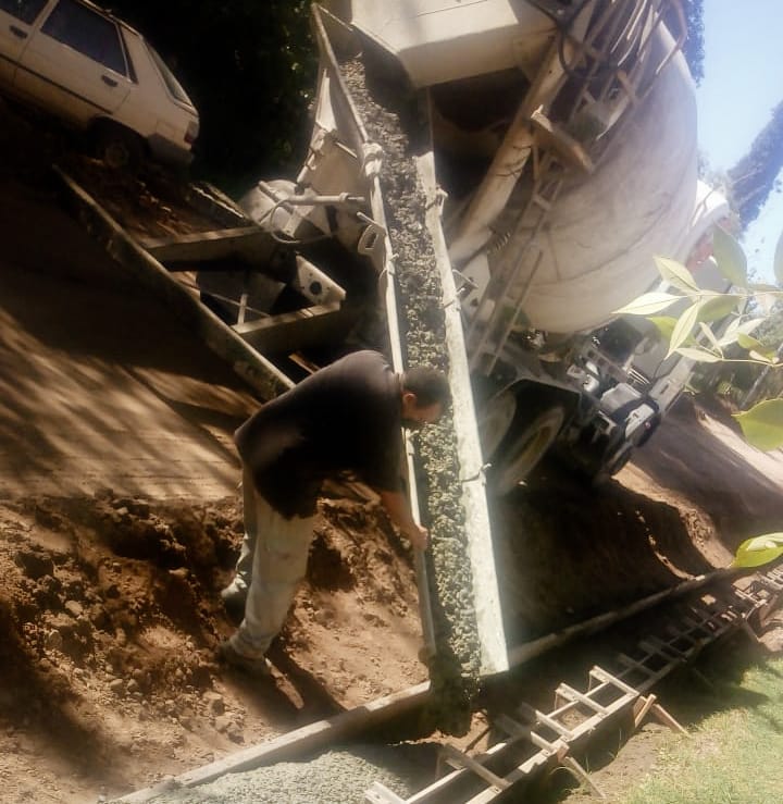 Se realizan obras de cordón cuneta en la calle Azcuenaga