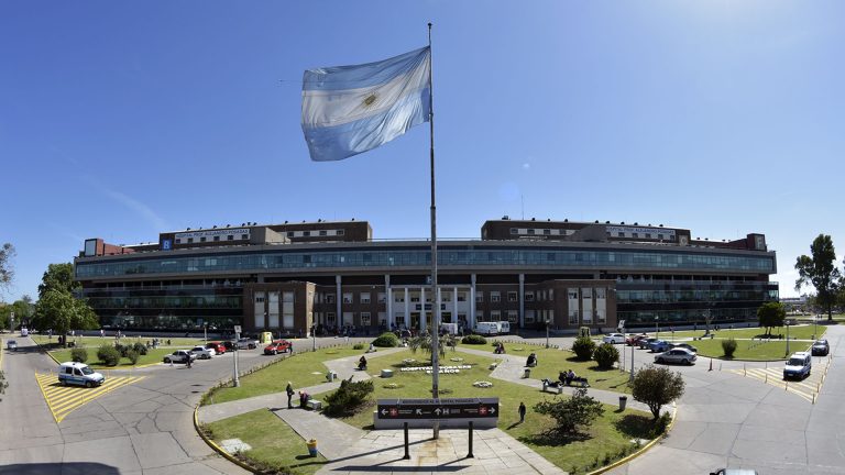 Se conoció el listado de los 70 vacunados en el Hospital Posadas y cartera de Salud Naciona