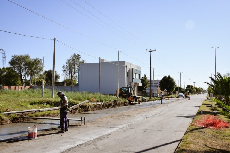 Siguen su marcha los trabajos de ensanche en Avdas. Agustín Alvarez y Urquiza