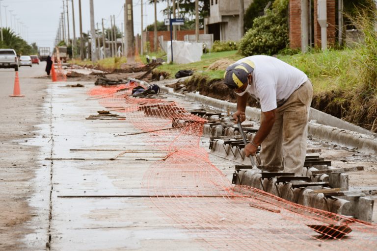 Avanzan las obras en la rotonda de las Avdas. Urquiza y Agustín Alvarez
