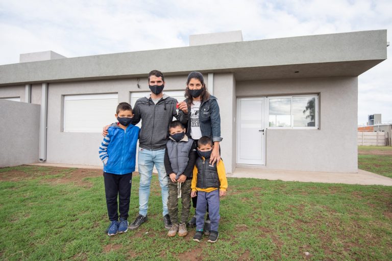 Axel Kicillof entregó nuevas viviendas en la localidad de 30 de Agosto y elogió a Miguel Fernández