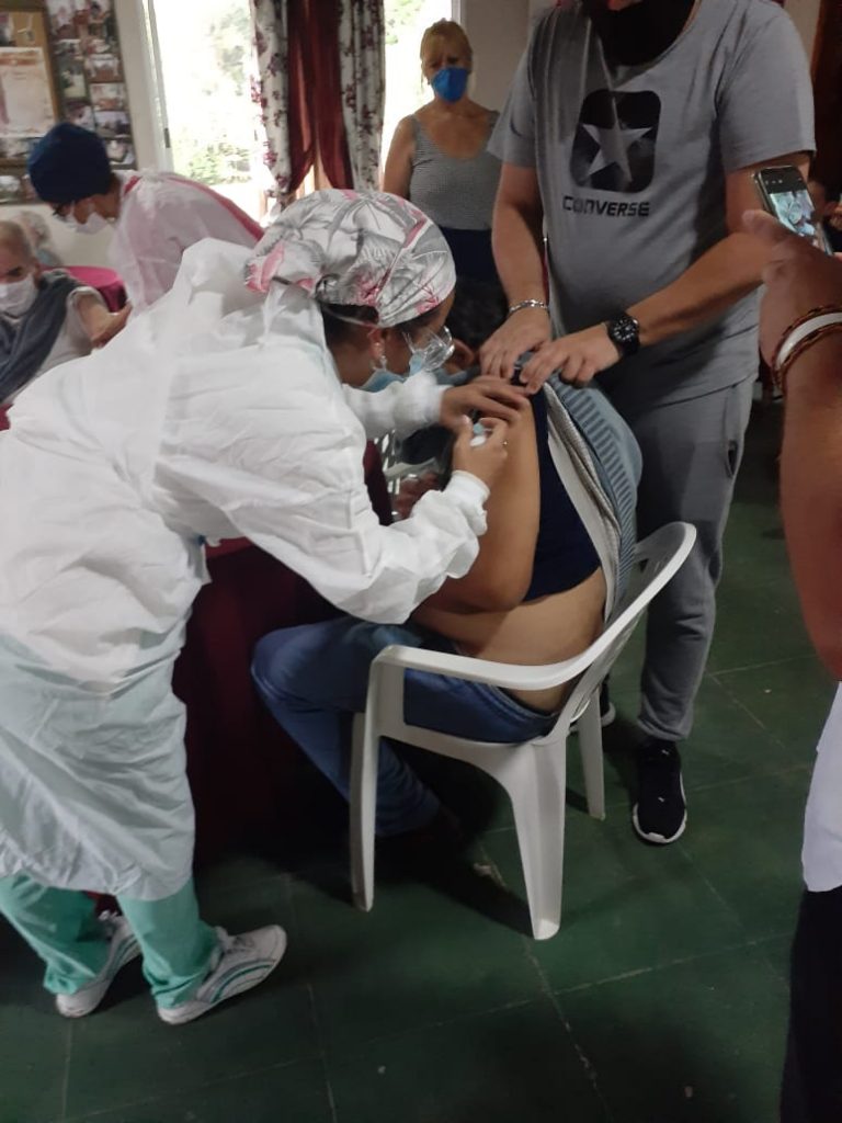 En Nueve de Julio, se vacunó a adultos mayores en residenciales