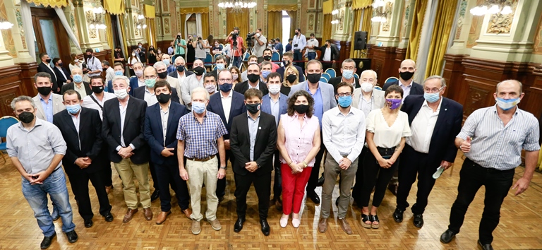 Kicillof suscribió convenios para construir 1.200 soluciones habitacionales donde la mano de obra será local