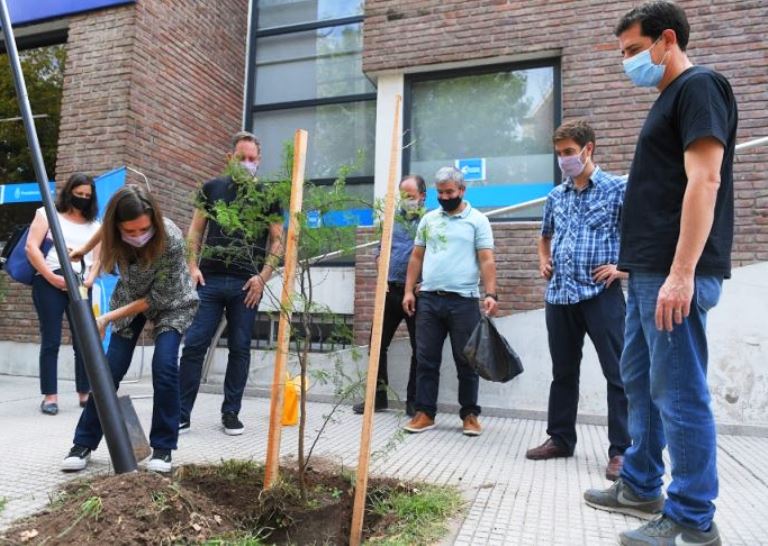 La ANSES participó en la campaña “Plantamos Memoria” de las abuelas de Plaza de Mayo