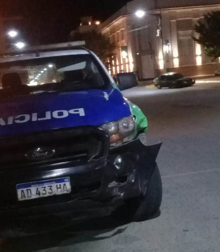 Un movil policial protagonizó un accidente en pleno centro de Nueve de Julio