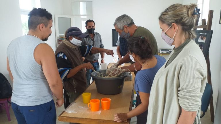 Confección de prepizzas en Hogar de Cristo de General Villegas