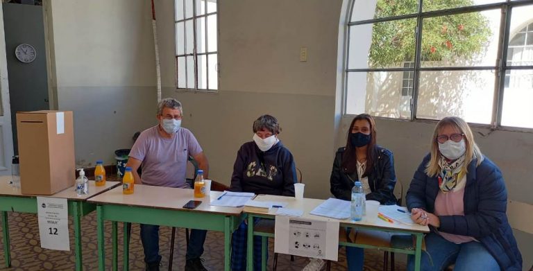 Los radicales votan en 14 mesas en todo el distrito