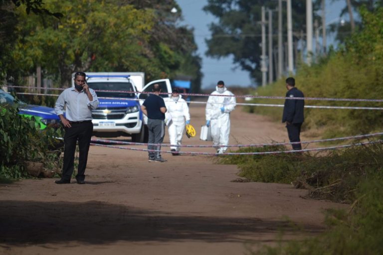 En Vedia, un empleado municipal encuentra muerto a un hombre en la vía publica tapado por ramas