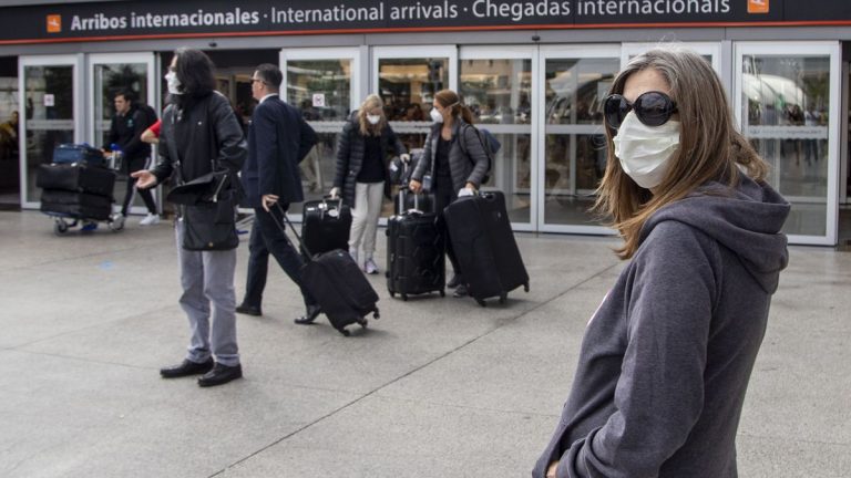 El gobierno daría a conocer medidas para desalentar los viajes al exterior del país