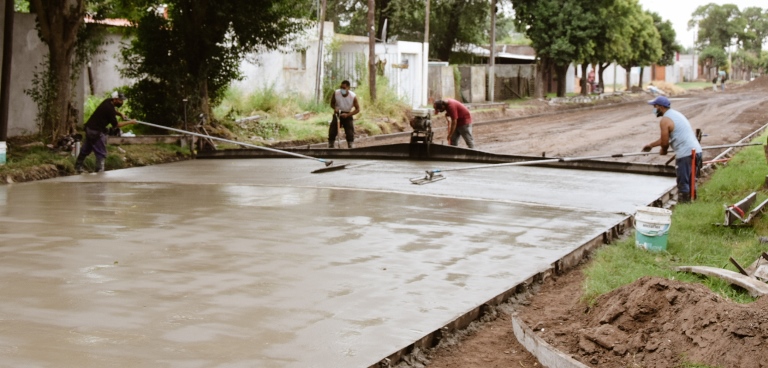 Continúan trabajos de pavimentación en Barrios Unidos