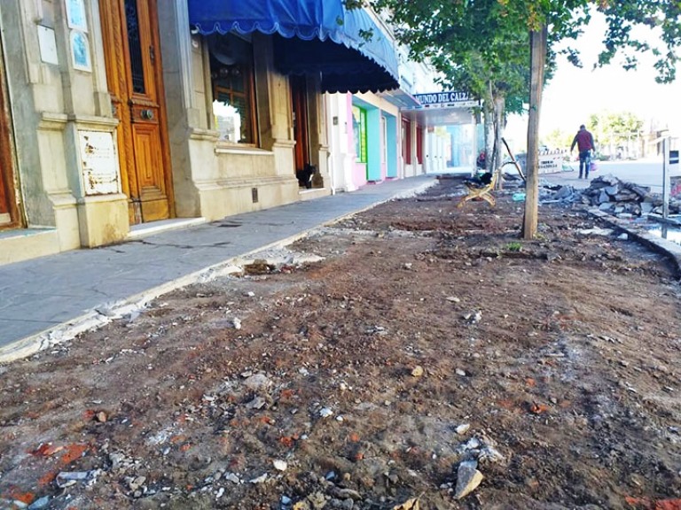 En Carlos Casares, se arreglan veredas y siguen obras de pavimento